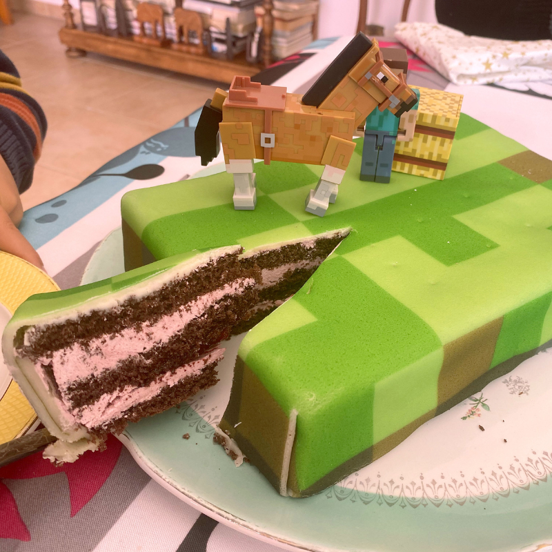 Figurines Minecraft® sur gâteau « monde des jeux »