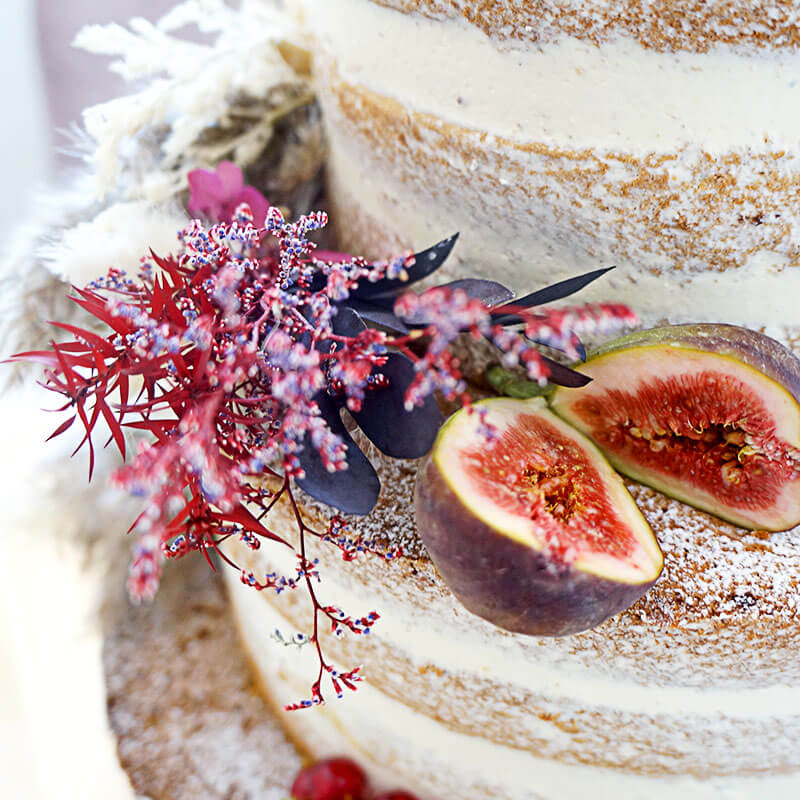 Gâteau de mariage 2 étages avec bouquets de fleurs séchées et cake-topper - pour 30 personnes