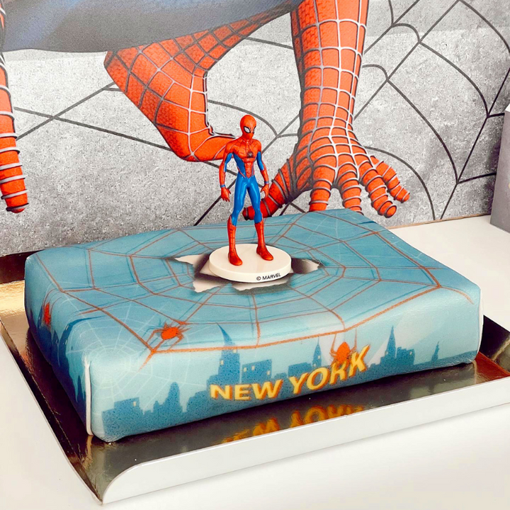 Figurine Spiderman® sur Gâteau avec toile d'araignée au-dessus de New York