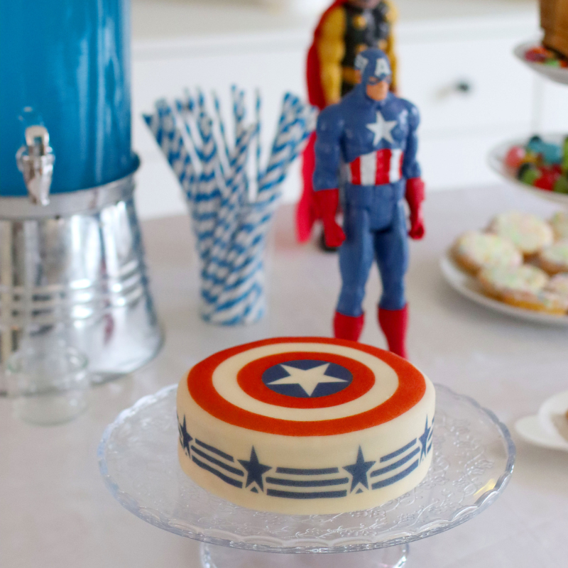 Figurine Captain America® sur Gâteau bouclier