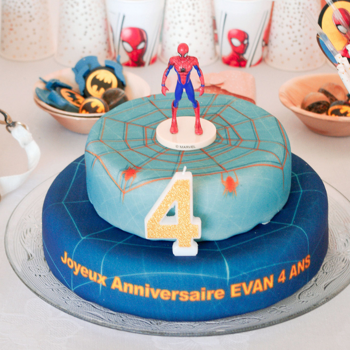 Gâteau Spiderman® et sa toile d'araignée avec ruban