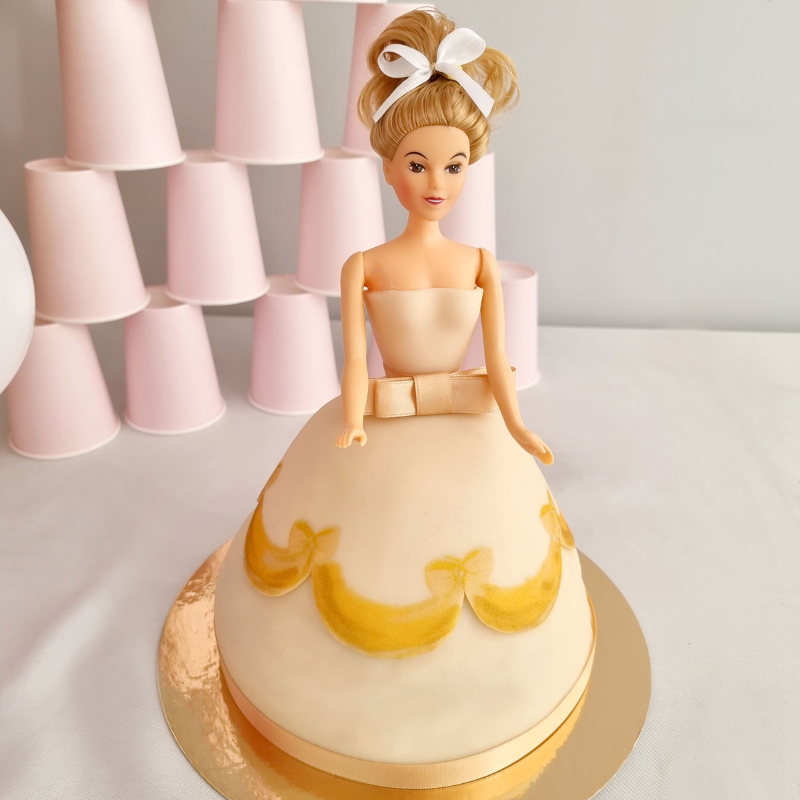 Gâteau Poupée avec Robe Dorée