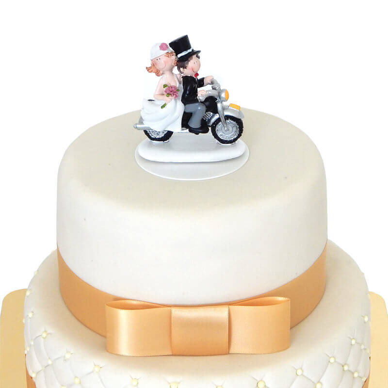 Figurine de mariés romantique sur leur moto