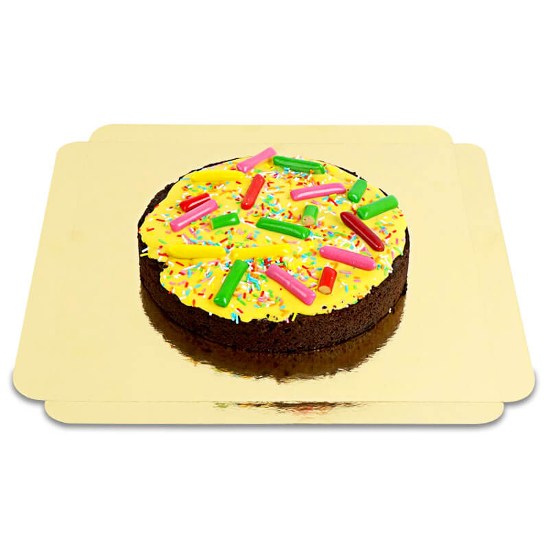 Gâteau Brownie - Décor bonbons multicolores en bâtonnets