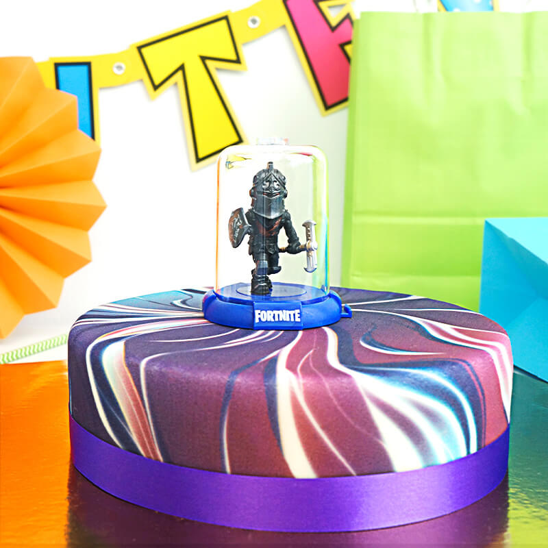 Figurine Fortnite® sur gâteau galaxie