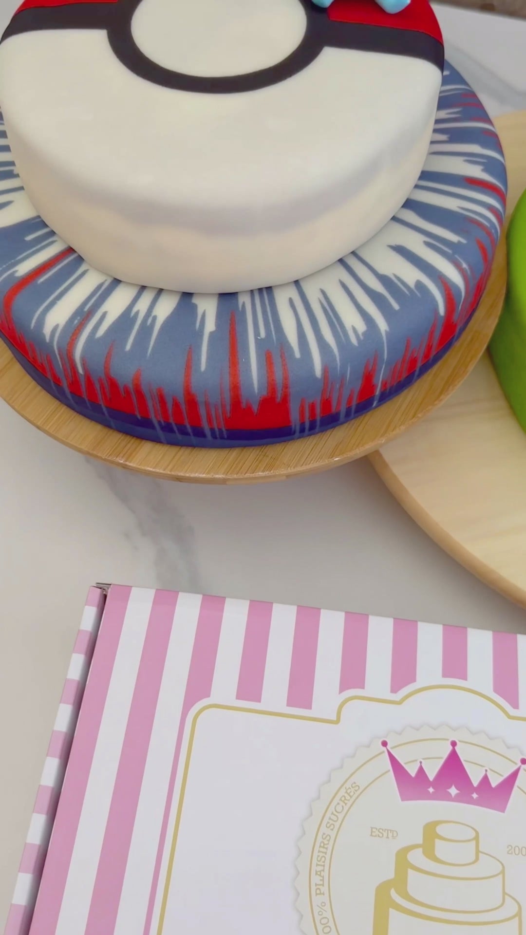 Gâteau balle de capture 2 étages avec figurine Pokémon®