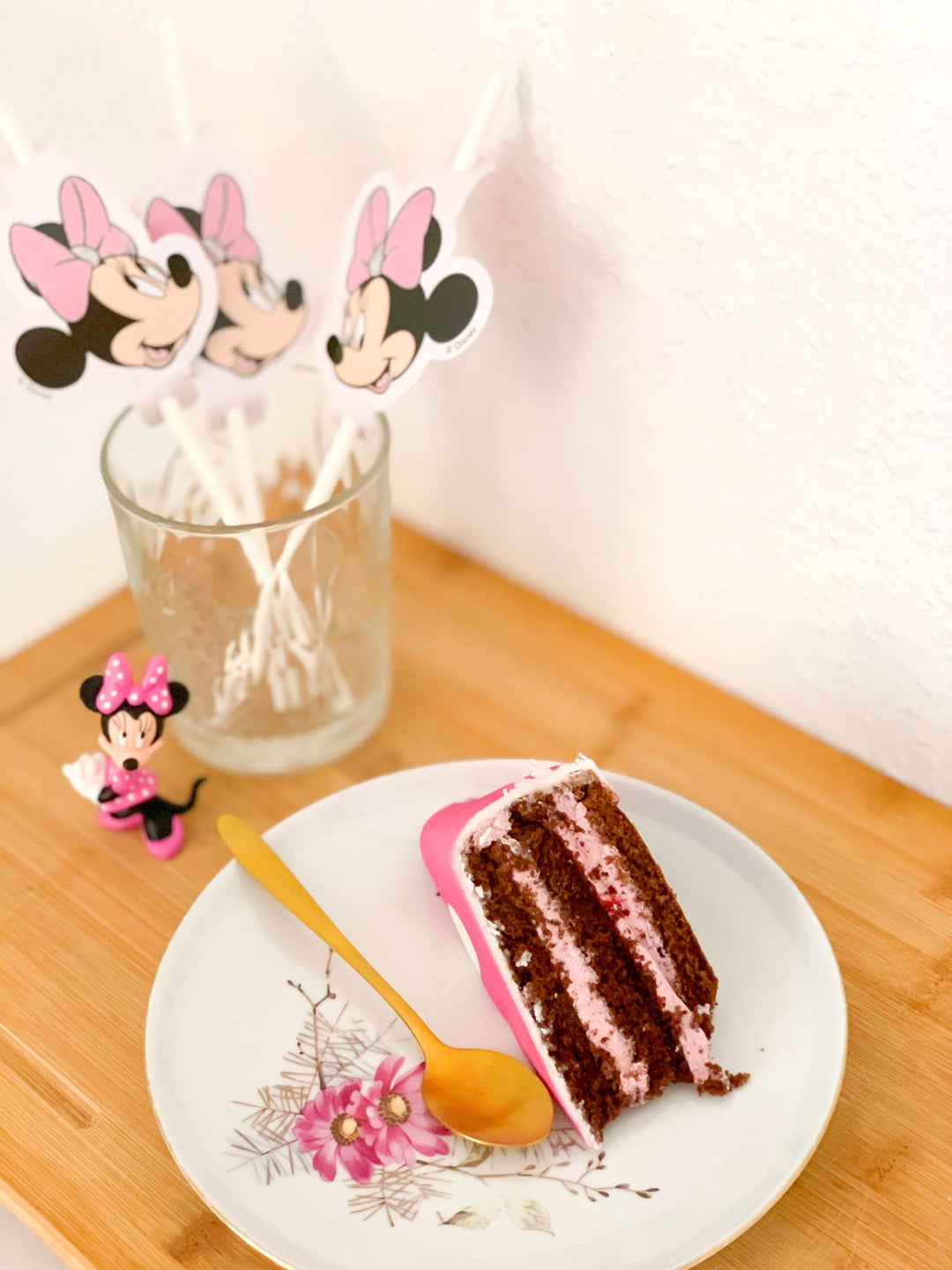 Minnie® sur gâteau rose à pois