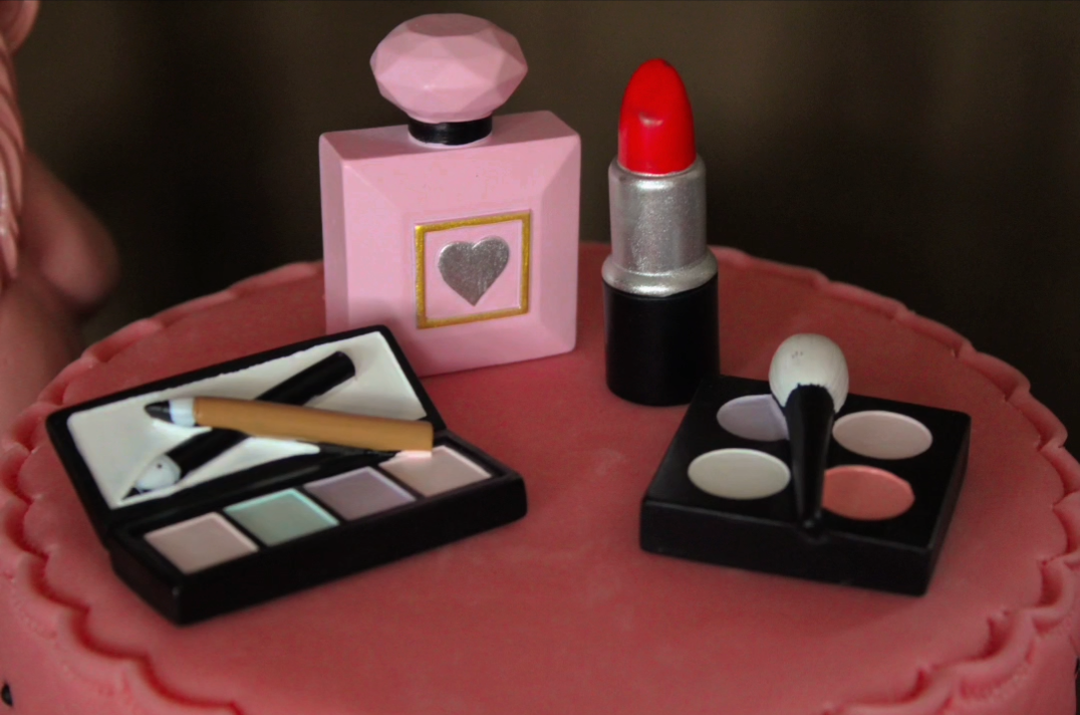 Gâteau Deluxe maquillage avec ruban noir